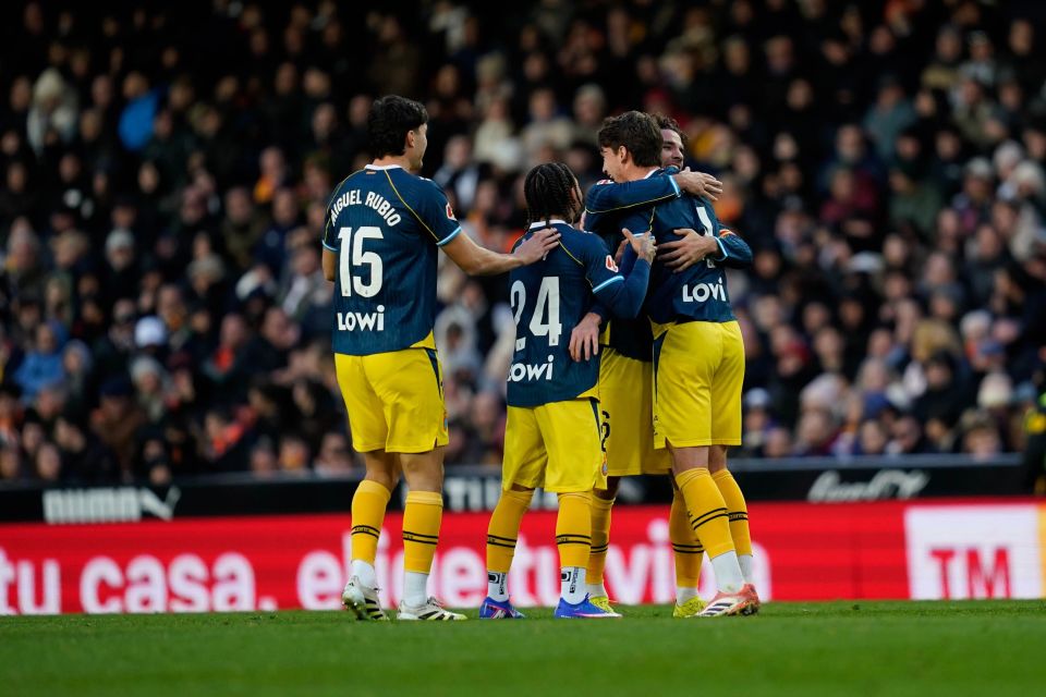 包含西班牙力求客场取胜，挑战希腊保持不败的词条