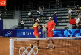 包含网球名将完胜强敌，夺得小组头名的词条