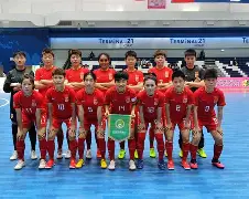 C7娱乐-柬埔寨女足队员奋勇拼搏，为荣誉而战(与同志们一道奋勇拼搏)