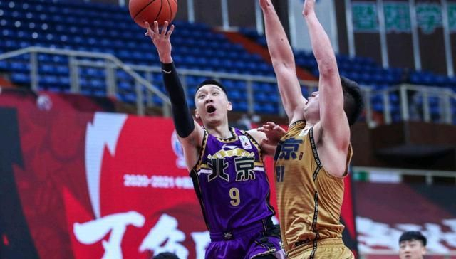 包含重庆队后防表现神勇，稳固防线成为突出的词条