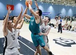 中国官网-包含篮球比赛精彩纷呈，体育场内掀起热潮的词条